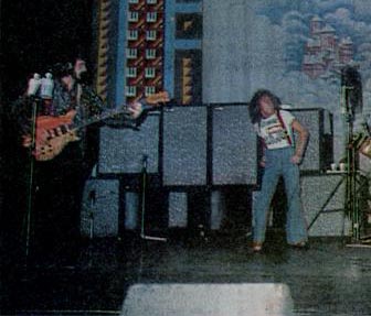 Ca. 1975, Sunn rig, with amplifiers moved to side-stage rack: two Sunn 4×12 speaker cabs (outside top), two Sunn 3×12 speaker cabs (inside top), two Sunn 1×18 speaker cabs (outside bottom), two Sunn W 1×18 reflex bins (inside bottom).