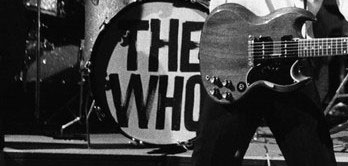 Keith had a “WHO” logo bassdrum skin fitted for the actual performance. Notice that it is simply painted on the skin.