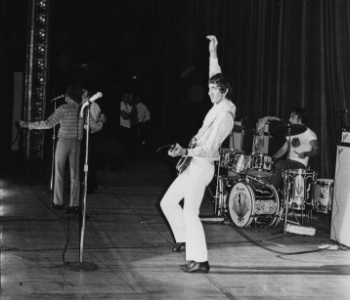 25 Aug. 1967, Kiel Opera House, St. Louis, Mo., with Fender Showman amps with 2x15 cabinets. Guitar appears to be a Rickenbacker 330, likely borrowed from the Herman’s Hermits. Effects pedal appears to be Marshall Supa Fuzz.