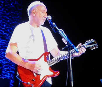 On stage, Xcel Energy Center in St. Paul, Minnesota, USA, on 6 Sept. 2019, with 1962 Epiphone Coronet.