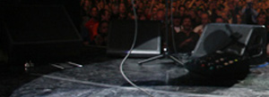 Ca. 2006, Pete Cornish custom pedal visible at right of Pete’s mic stand. Fender Vibro-King two-button control pedal visible in shadow under large monitor at left.