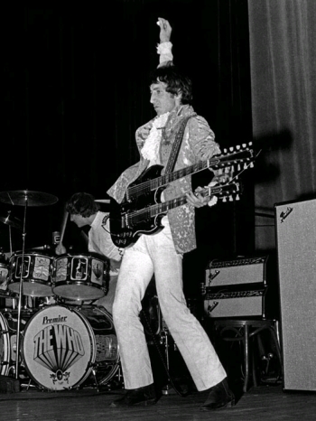Cleveland, 31 Aug. 1967, with Gibson SG EDS-1275 6/12 double-neck, with Marshall Supa Fuzz pedal and two Fender Showman amps with 2×15 cabinets.