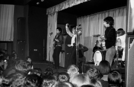 13 November 1965, at La Locomotive Club, Paris, the first known photographed use of the new Marshall 8×12 cabinets.