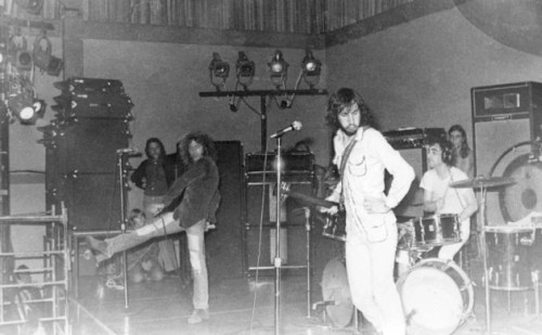 9 Oct. 1971, stage-right view, showing Sunn front-of-house PA stacks, as well as Sunn bin/horn foldback combo closeup angled off the backline, and Hiwatt foldback behind the drumkit.