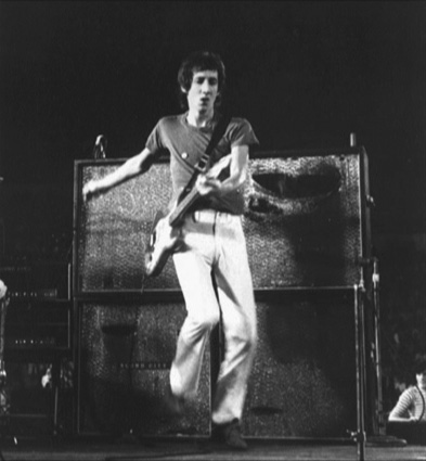 Ca. August 1968, at the Singer Bowl, New York, with two customised Sound City L100 amplifiers, with four Sound City 200w 4×12s with herringbone grillecloth. Guitar is Fender Stratocaster. Effect pedal is Dallas-Arbiter Fuzz Face.
