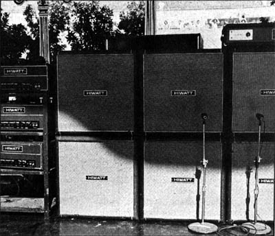 Ca. October 1976, Pete’s rig, with three CP103 amps in rack unit, six Hiwatt SE4123 4×12 cabinets, with one stack loaded with JBL K120 12″ speakers. Sunn Coliseum Slave power amp is for monitoring Entwistle’s bass signal.