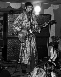 27 May, 1967, Grand Marquee, Oxford, with Jazzmaster, vibrato bar intact. Amps are Sound City, pedal is Marshall Supa Fuzz. After this gig, the guitar was stolen. Photo: Chris Morphet