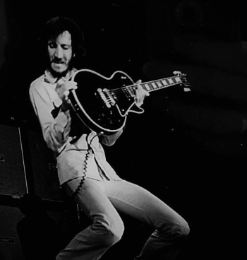 Ca. December 1971, the guitar sitting in spare while Pete plays a Gibson SG Special.