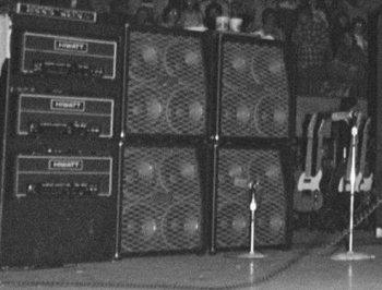 1982: Pete’s rig with four MESA/Boogie 4×12 cabinets. Amplifiers are three Hiwatt CP103s, topped with Roland SDE-2000 DDL digital delay rack unit.