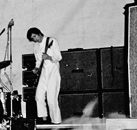 14 Feb. 1970, Leeds University, stage setup of Pete’s rig, one customised Hiwatt DR103 and two CP103 amps with four Hiwatt 4×12 cabs. Guitar is SG Special.