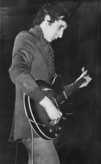 Click to view larger version. 29 Jan. 1967, Saville Theatre, London, with Gibson ES-345. (Photo: SoundCityChris)